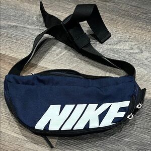 (25) Nike Belt Bag